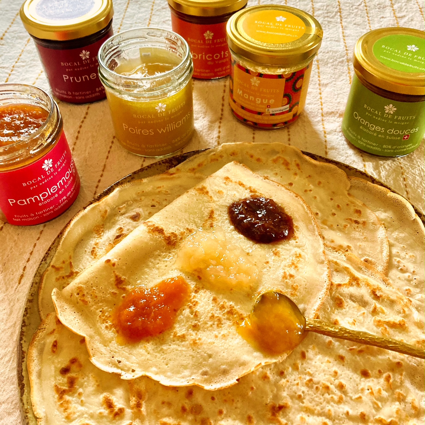 Série de plusieurs bocaux et confitures Bocal de Fruits sur une crêpe